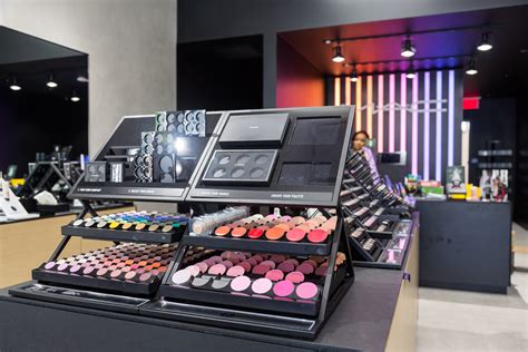 makeup store 66048